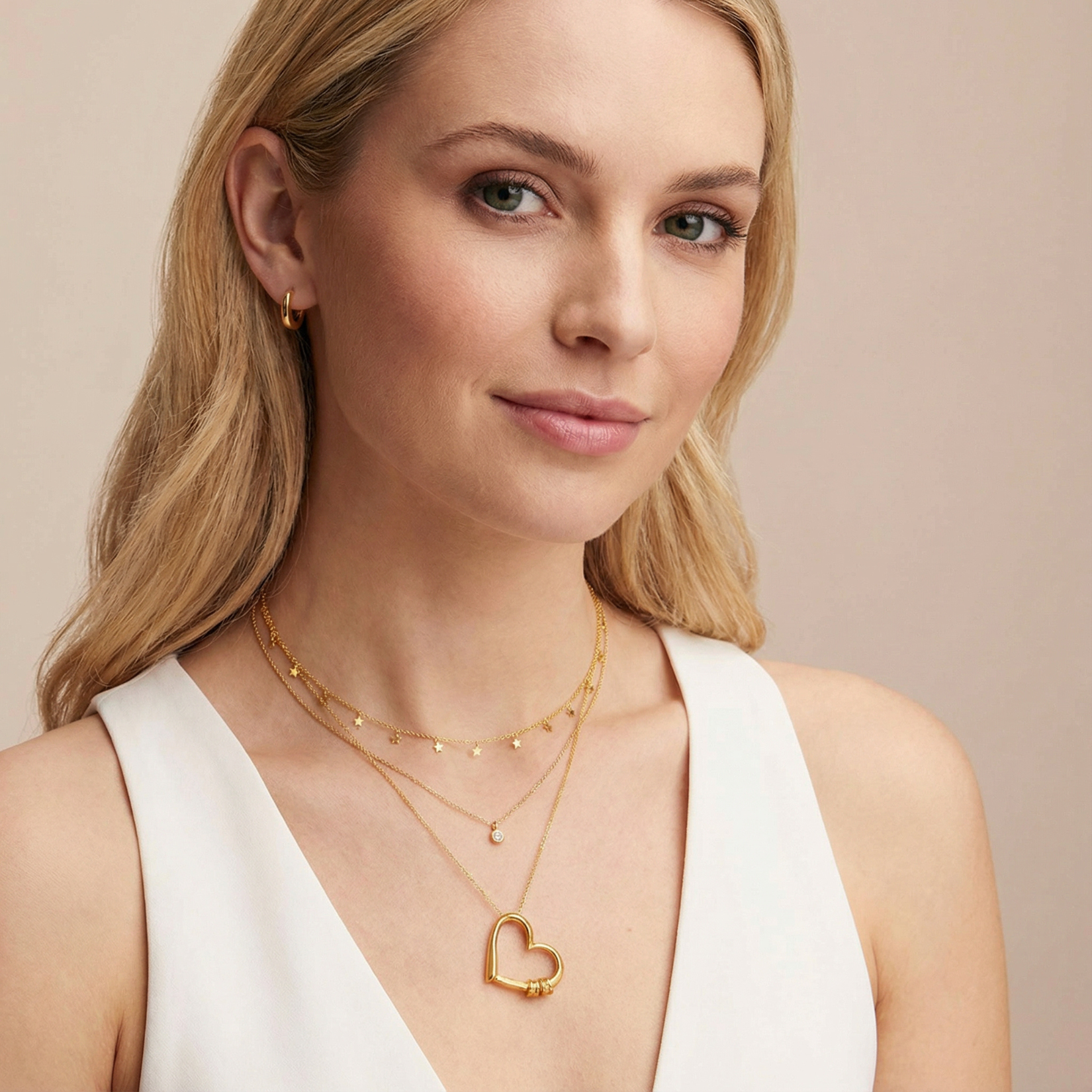 Stilvolle Herzkette mit gravierten Charms