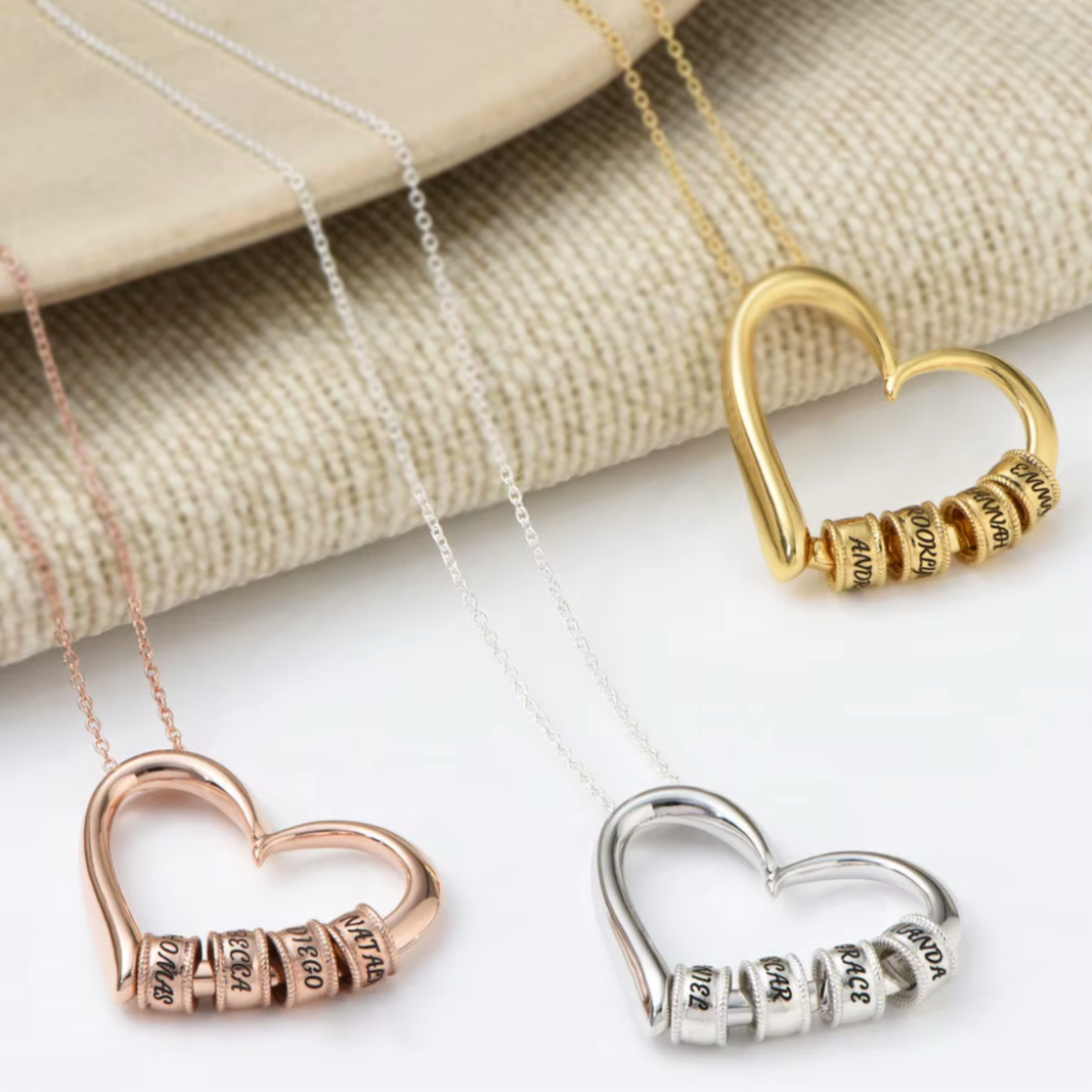 Stilvolle Herzkette mit gravierten Charms